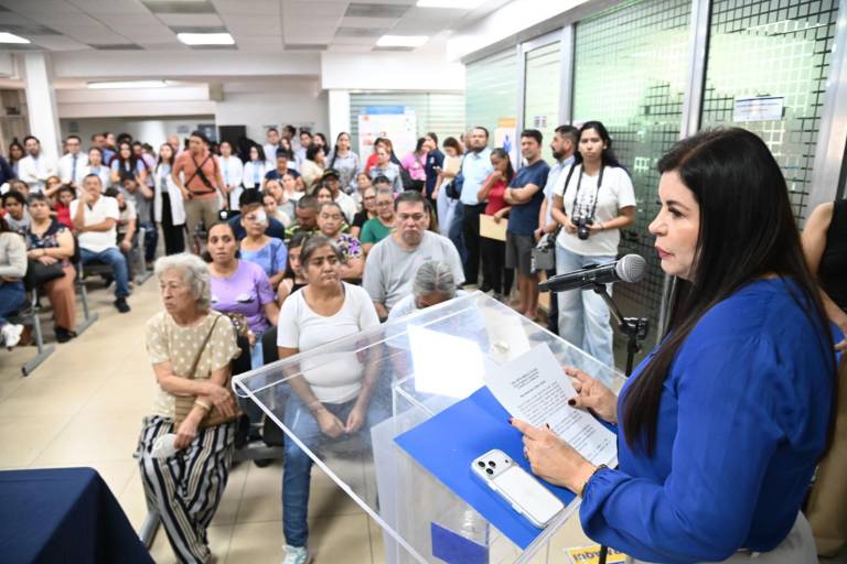 Refrenda la UAS su compromiso humanista con la sociedad al brindar, a través del CIDOCS, atención oftalmológica gratuita y lentes para lectura a personas con debilidad visual