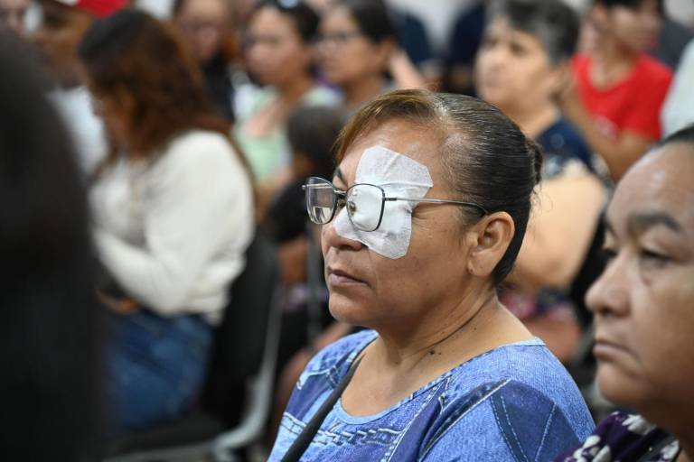 Refrenda la UAS su compromiso humanista con la sociedad al brindar, a través del CIDOCS, atención oftalmológica gratuita y lentes para lectura a personas con debilidad visual