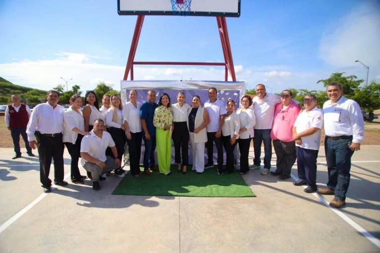 En ceremonia de Lunes Cívico, Secundaria Federal 9 de Mazatlán su nueva cancha de usos múltiples