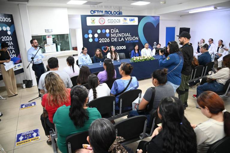 Refrenda la UAS su compromiso humanista con la sociedad al brindar, a través del CIDOCS, atención oftalmológica gratuita y lentes para lectura a personas con debilidad visual