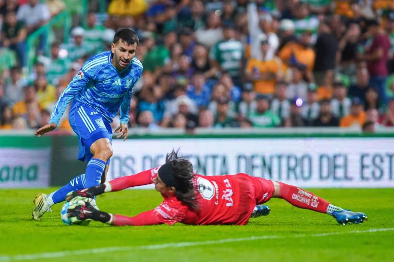 Tigres vence 1-0 a Santos y extiende su dominio en el TSM Corona
