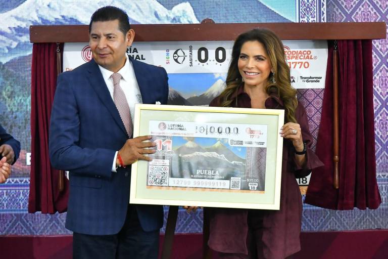 El gobernador Alejandro Armenta y la titular de la Lotería, Olivia Salomón, develan billete inspirado en Puebla y sus majestuosas montañas
