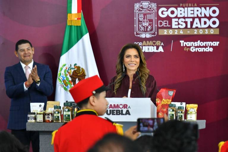 El gobernador Alejandro Armenta y la titular de la Lotería, Olivia Salomón, develan billete inspirado en Puebla y sus majestuosas montañas