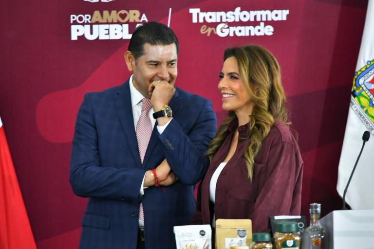 El gobernador Alejandro Armenta y la titular de la Lotería, Olivia Salomón, develan billete inspirado en Puebla y sus majestuosas montañas