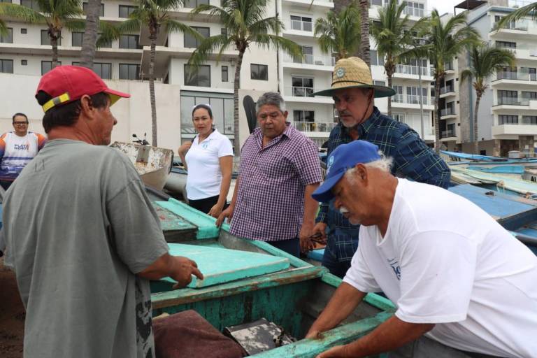 Conapesca promete motores y apoyos para pescadores de Playa Norte, en Mazatlán
