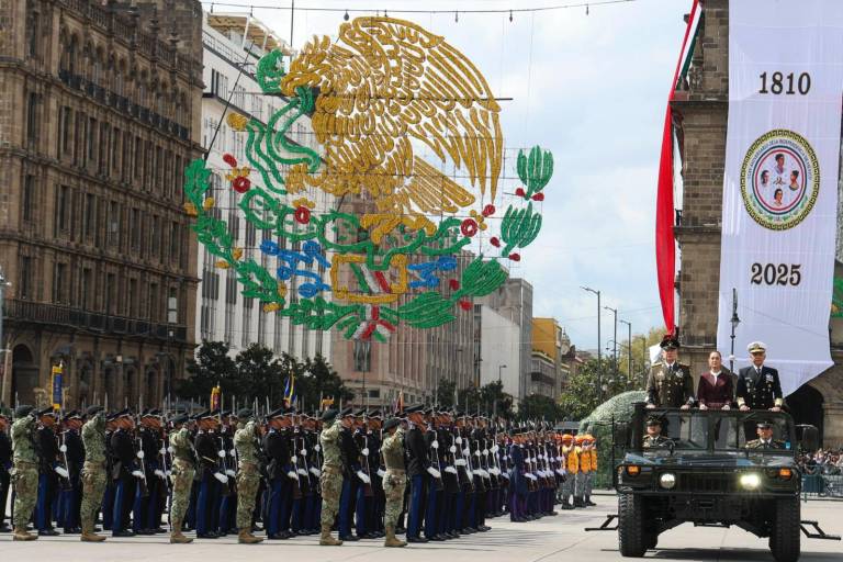 Fuerzas Armadas desfilan, por primera vez, ante una Presidenta de la República