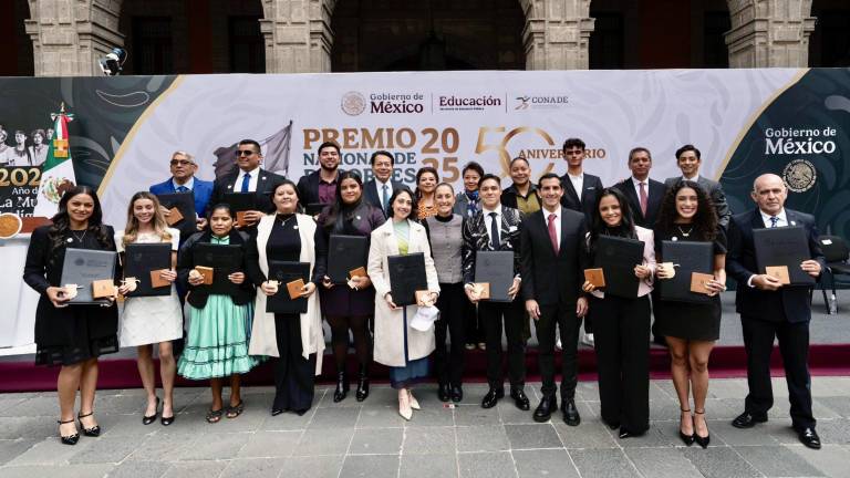 Claudia Sheinbaum realiza la entrega del PED 2025.