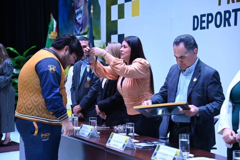 ¡Vuelan alto las Águilas de la UAS! El Rector Jesús Madueña entrega el Premio al Mérito Deportivo 2026; reconoce el esfuerzo y pasión de 224 atletas, médicos y entrenadores