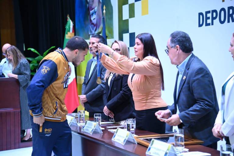 ¡Vuelan alto las Águilas de la UAS! El Rector Jesús Madueña entrega el Premio al Mérito Deportivo 2026; reconoce el esfuerzo y pasión de 224 atletas, médicos y entrenadores