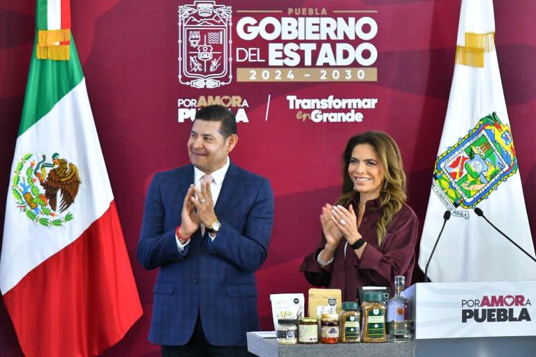 El gobernador Alejandro Armenta y la titular de la Lotería, Olivia Salomón, develan billete inspirado en Puebla y sus majestuosas montañas