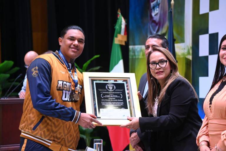 ¡Vuelan alto las Águilas de la UAS! El Rector Jesús Madueña entrega el Premio al Mérito Deportivo 2026; reconoce el esfuerzo y pasión de 224 atletas, médicos y entrenadores