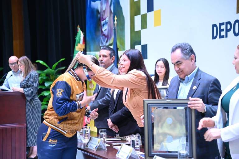 ¡Vuelan alto las Águilas de la UAS! El Rector Jesús Madueña entrega el Premio al Mérito Deportivo 2026; reconoce el esfuerzo y pasión de 224 atletas, médicos y entrenadores