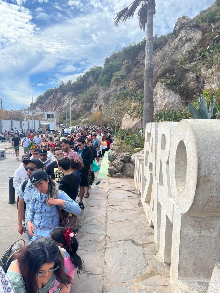 $!Abarrotan el Faro de Mazatlán; cientos hacen fila para subir los 334 escalones y llegar al Mirador de Cristal