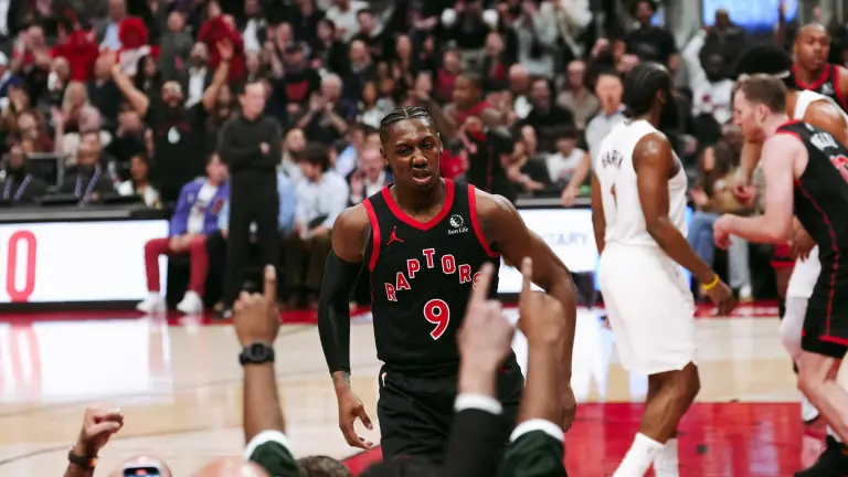 RJ Barrett metió 33 puntos por Raptors.