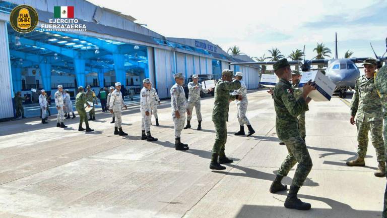 Elementos del Ejército y Fuerza Aérea movilizan apoyos hacia los damnificados por el huracán Otis.