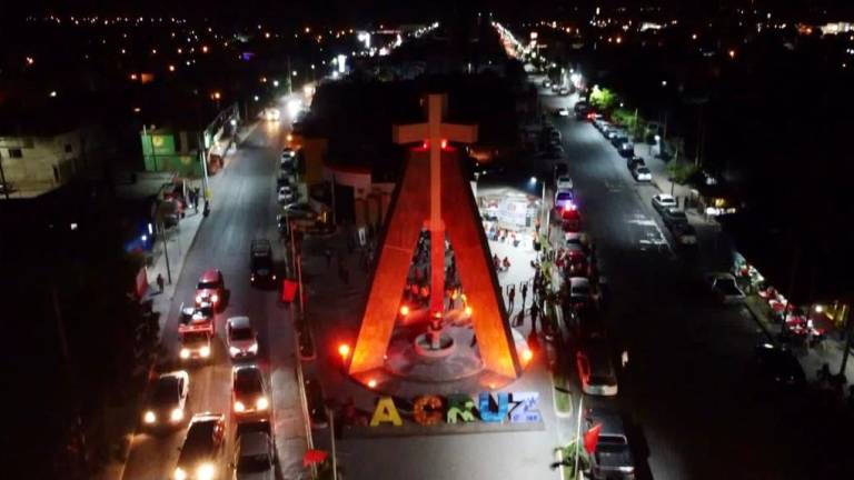 Iluminan La cruz del perdón de color naranja, para exigir un alto a la violencia contra las mujeres en Elota