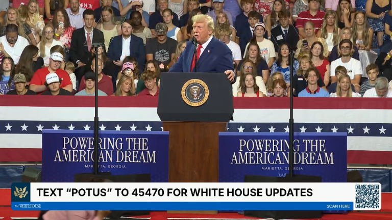 El Presidente de Estados Unidos presume la salida de una planta de Toyota de México para instalarse en Texas.