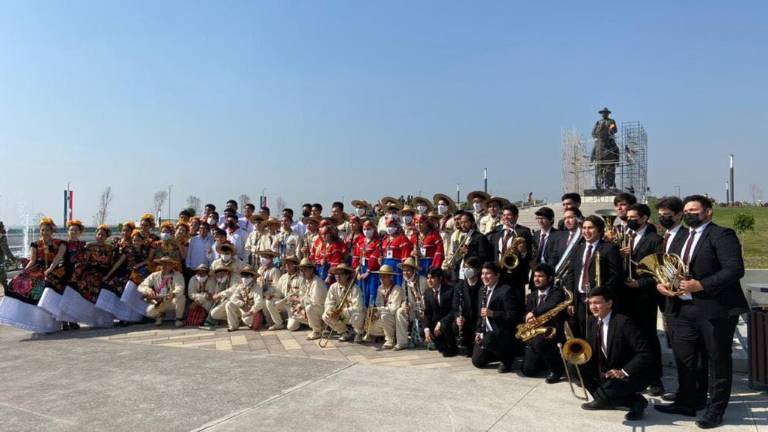 La Banda Sinfónica Juvenil del Estado de Sinaloa, en el Aeropuerto Felipe Ángeles.