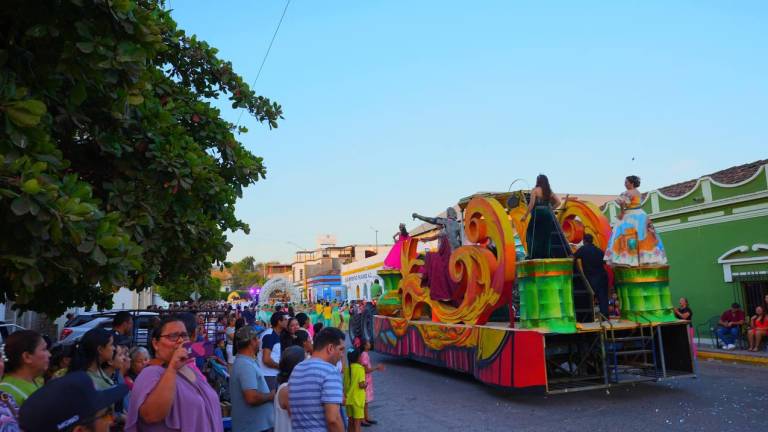 Celebran desfile de la Feria de la Primavera de El Rosario