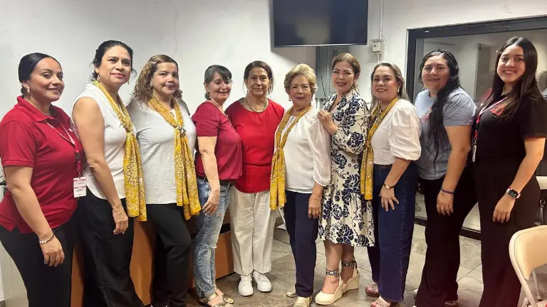 Yadira Rodríguez Saille y Soledad Quintero López entre las animadoras de la Unidad Noroeste, Carolina Zataráin, Guillermina García, Lety Sánchez, Lucy Calleros de Soto, Elizabeth Peraza, Elva Aguirre, Amanda Aragón y Alina Zataráin.