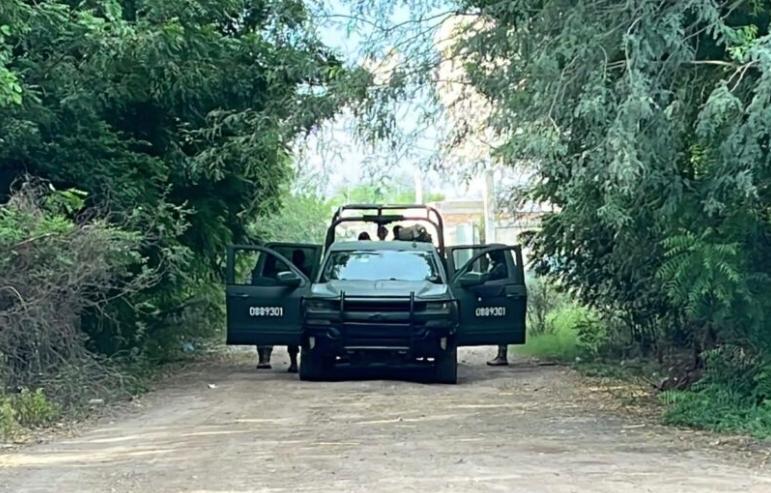 $!Asegura el Ejército bodega con armas de grueso calibre y blindadas en Guasave