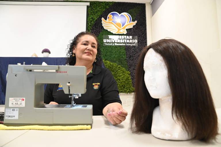 Entregan universitarios de la UAS pelucas oncológicas para pacientes de cáncer