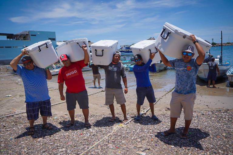 Entregan 70 hieleras a pescadores de Mazatlán para fortalecer su actividad