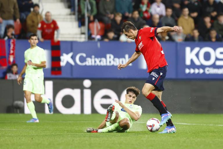 Osasuna baja de su nube al Barcelona y le quita lo invicto