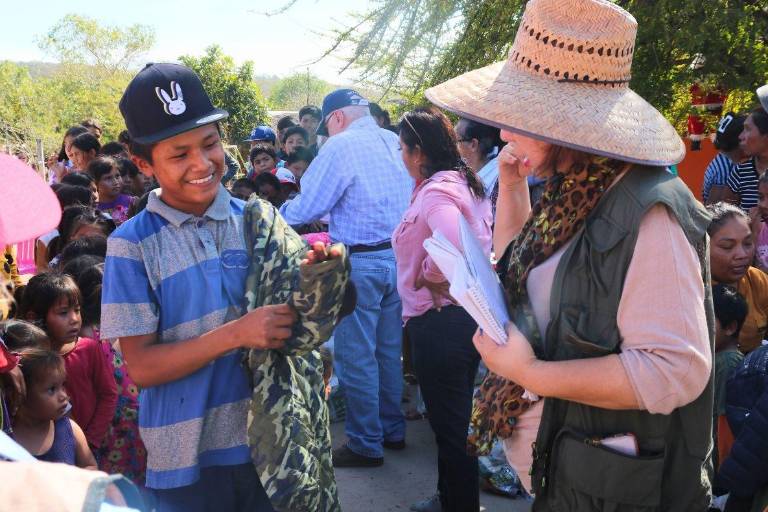 Entregan apoyos a familias de El Trébol II, en Escuinapa
