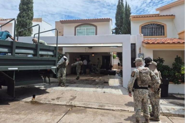 Confirman autoridades aseguramiento de carros, docenas de armas en casa con túnel en Culiacán