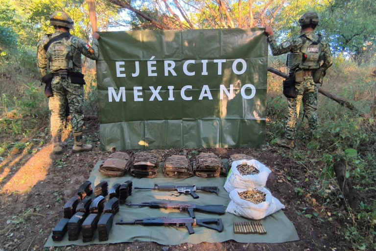 El Ejército decomisó armas, cartuchos y chalecos tácticos durante un operativo en San Ignacio.