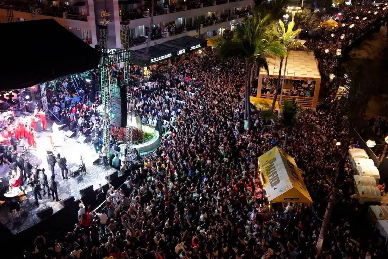 Asistencia en Olas Altas durante el lunes de Carnaval de Mazatlán durante el espectáculo de Julio Preciado.