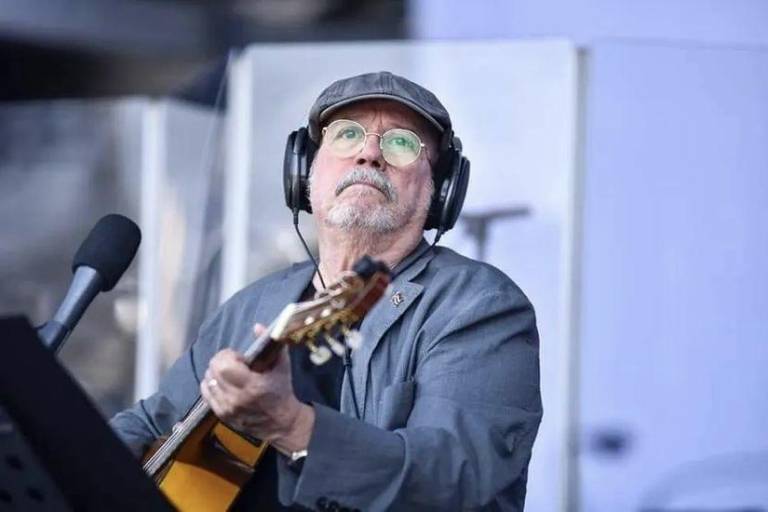 Silvio Rodríguez deleita a miles de personas en el Zócalo de la Ciudad de México