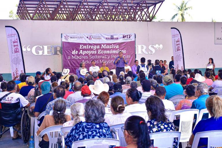 Entregan apoyo económico a personas adultas mayores y a madres solteras, en Mazatlán
