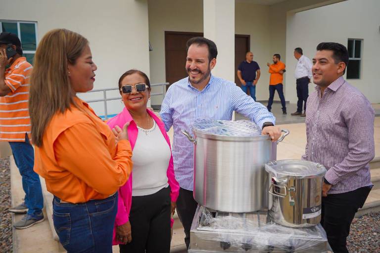 ‘Equipa Sinaloa’ llega por primera vez a Juan José Ríos con apoyos a microempresarios