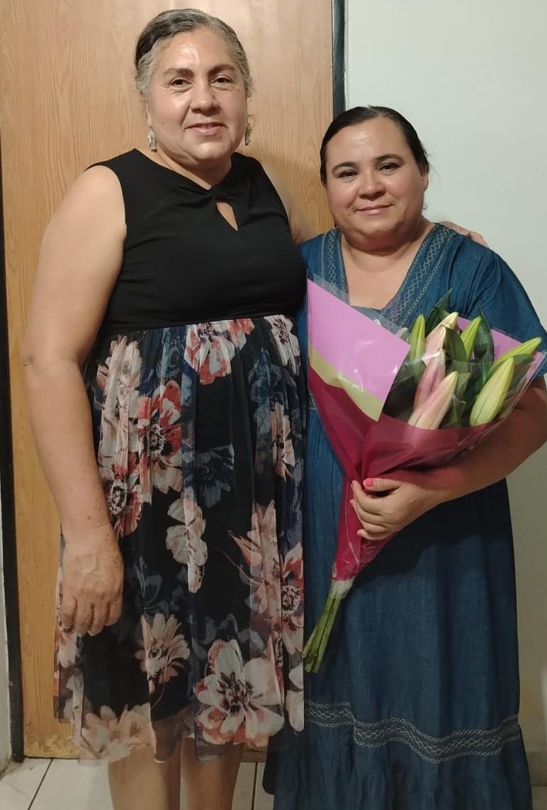 $!Su gran amiga desde secundaria Trinidad Pérez Higuera acudió a celebrarla.