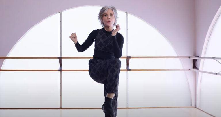 Protagoniza Jane Fonda campaña de ropa deportiva a sus 84 años de edad