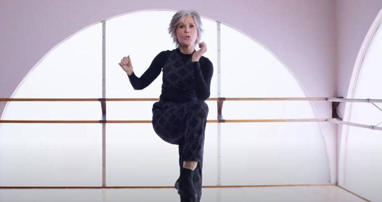 Protagoniza Jane Fonda campaña de ropa deportiva a sus 84 años de edad