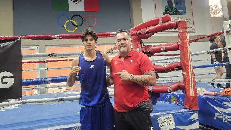 Santiago Padilla y su entrenador Radamés Hernández.