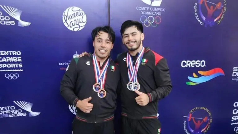 Jorge Cárdenas (der.) gana tres medallas de plata.