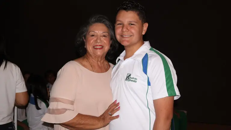 Disfrutan de su graduación, los alumnos de primaria del Instituto Senda