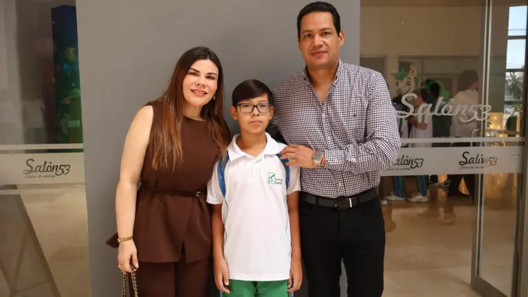 Disfrutan de su graduación, los alumnos de primaria del Instituto Senda