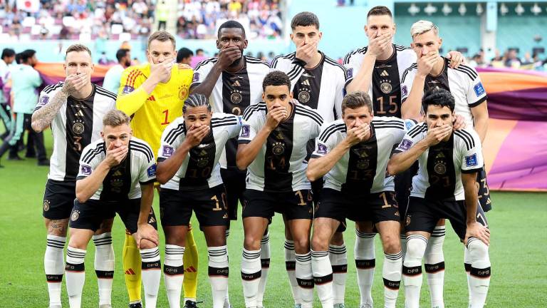 Jugadores de Alemania se tapan la boca para protestar por la prohibición de brazalete
