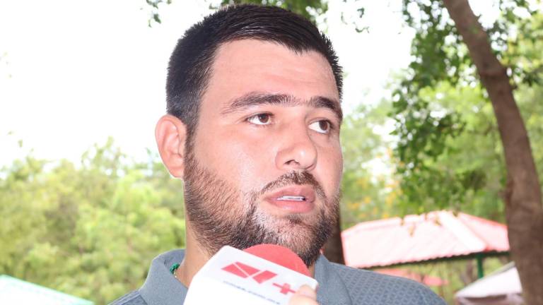 Óscar Gámez Ochoa, síndico de Imala, al norte de Culiacán, expone las fallas en el servicio de electricidad.