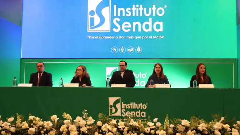 Disfrutan de su graduación, los alumnos de primaria del Instituto Senda