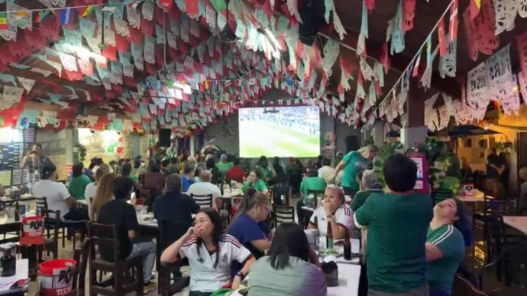 Pasión mundialista desborda en bares del Centro de Culiacán; México cae ante Inglaterra