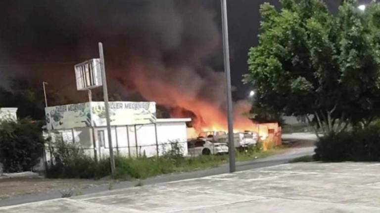 Incendio registrado la madrugada de este lunes en Reynosa tras la detención de “Metro 9”.