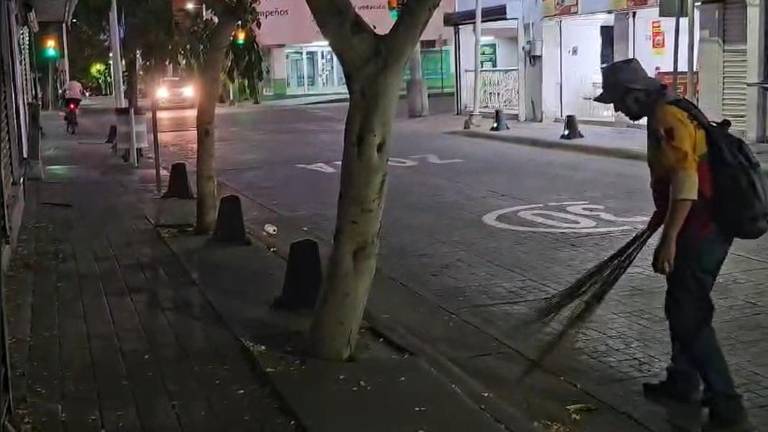Abelardo recorre las calles del Centro de Culiacán retirando hojas y basura de las vialidades.