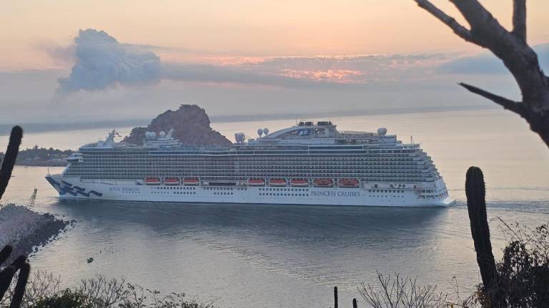 Llegada de uno de los cruceros turísticos a Mazatlán.