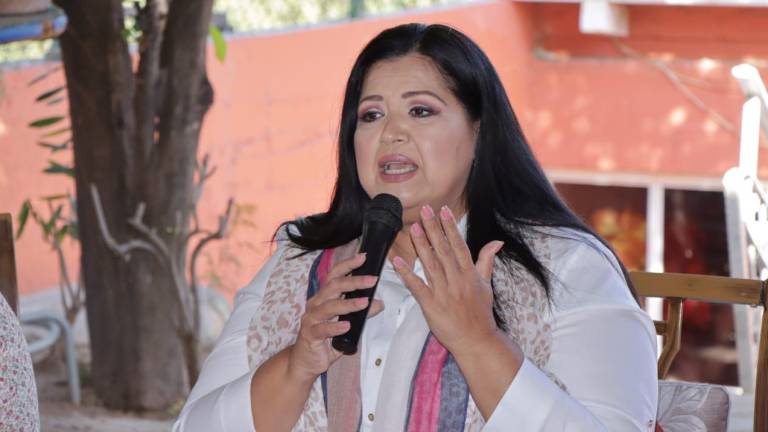 Rosa Elena Millán hace compromisos con policías y viudas de agentes, en El Fuerte
